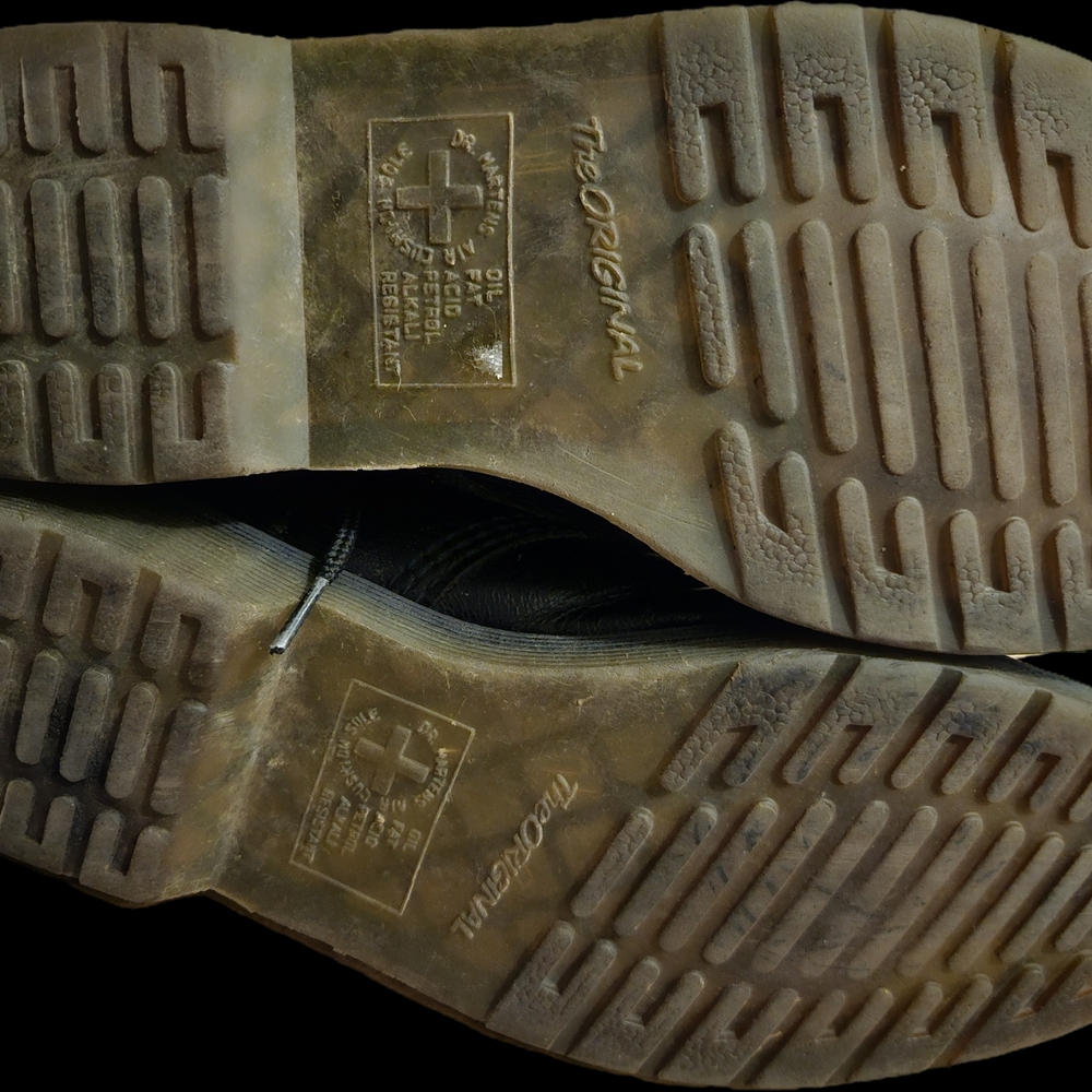 Dr. Martens Unisex Airwair Leather Lace Up Boots - Picture 5 of 10